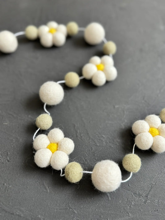 Felt garland with daisies - 2