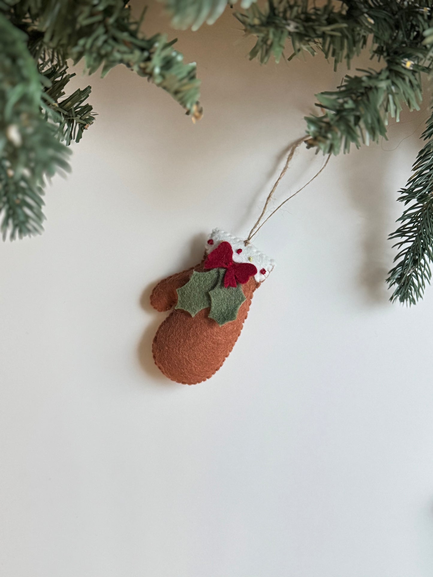 Felt DIY Christmas Ornament: Christmas mittens