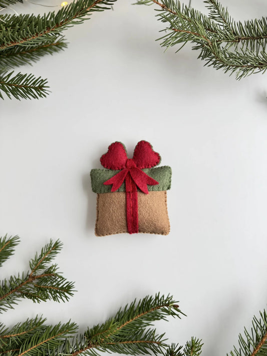 Felt DIY Christmas Ornament: Gift box - 1