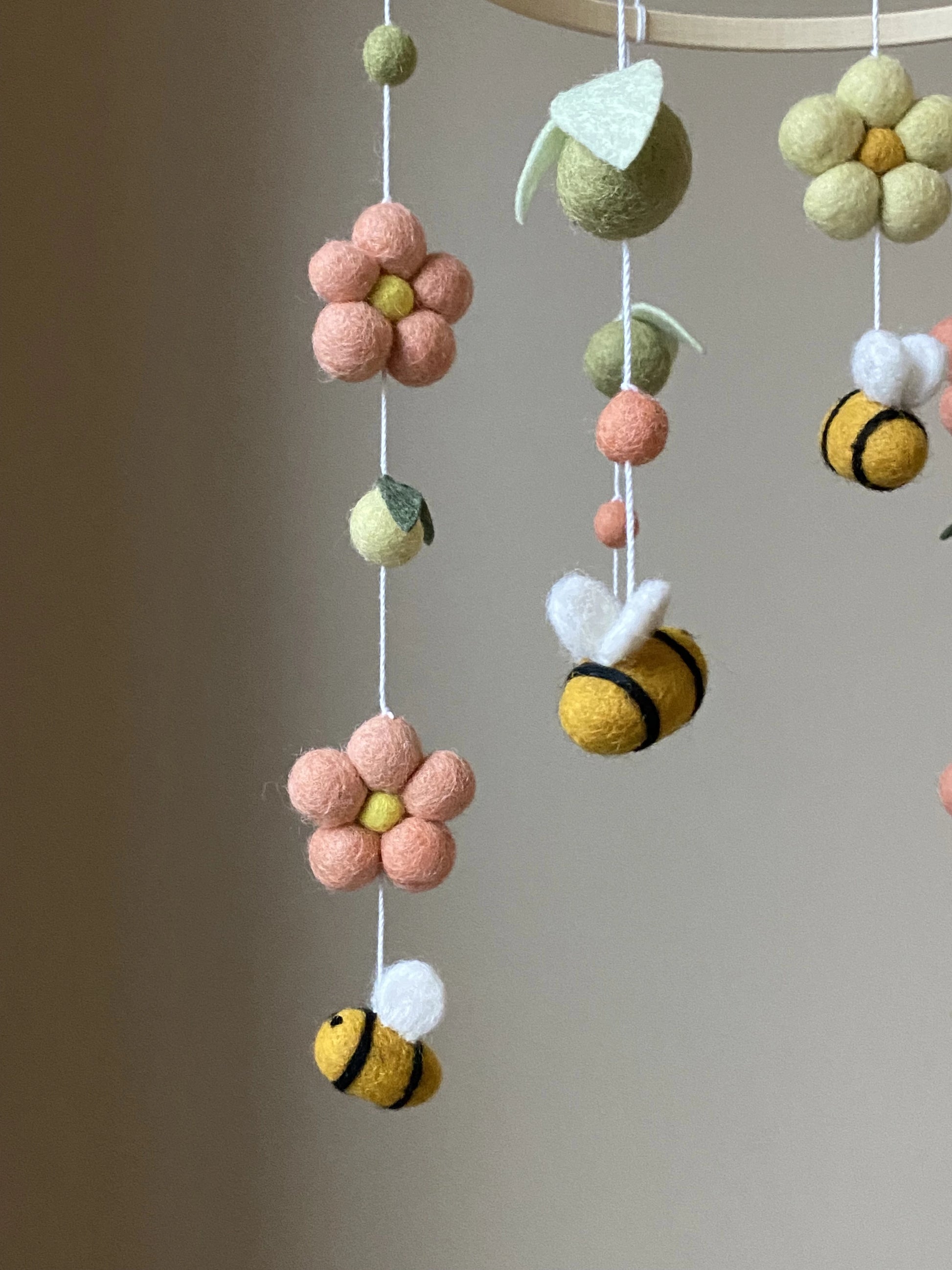 Bee baby mobile with daisies thumbnail - 4