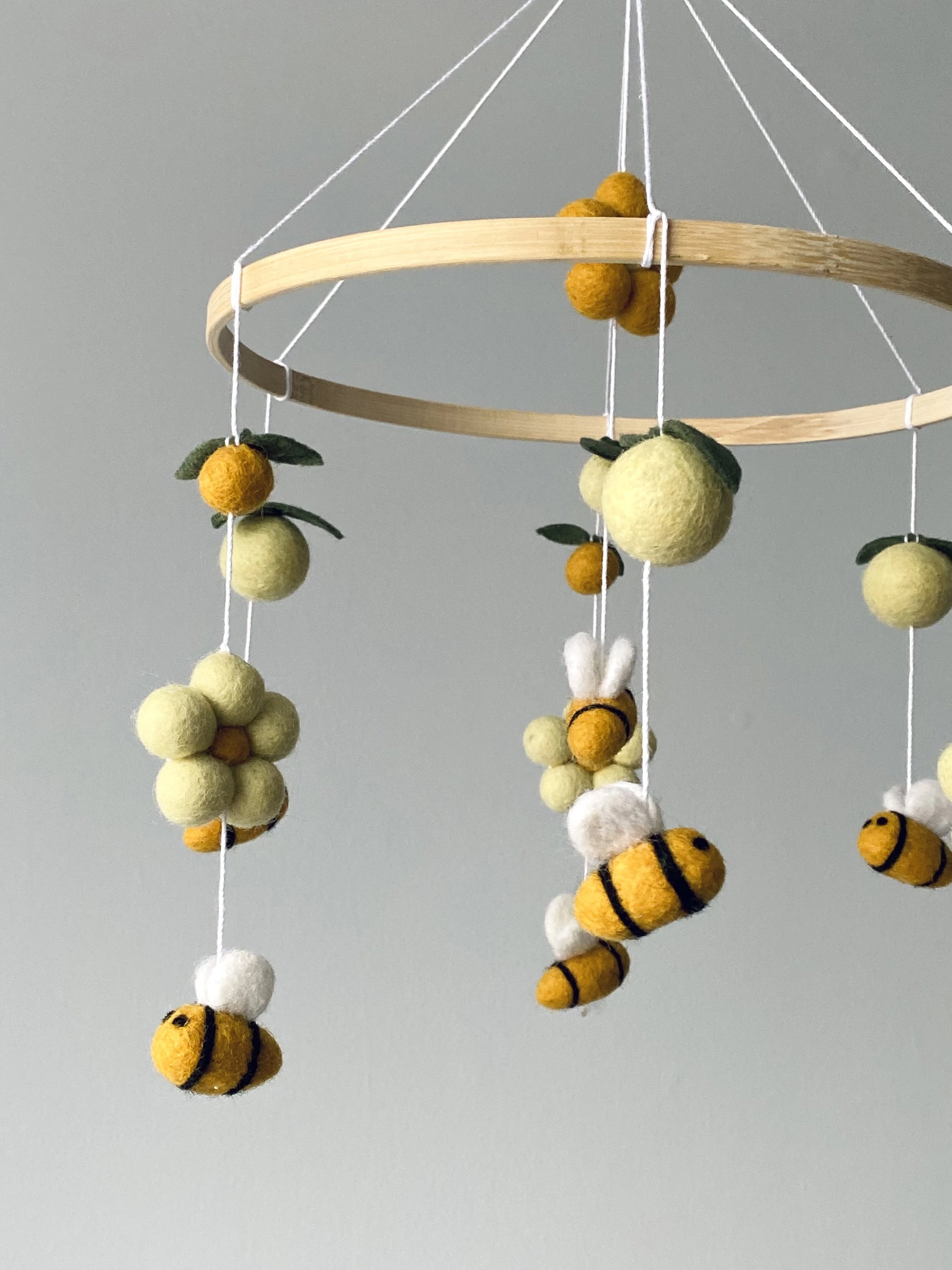 Bumblebee mobile with daisies thumbnail - 2