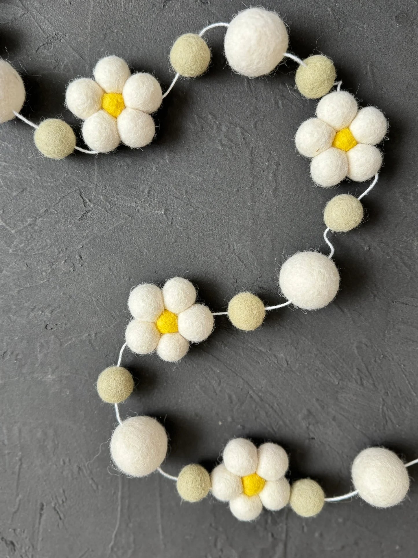 Felt garland with daisies