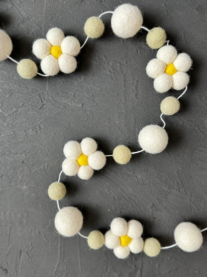 Felt garland with daisies - 3