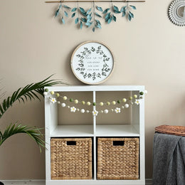 Felt garland with daisies