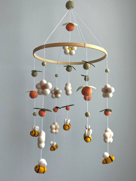 Bee mobile with daisies - 2