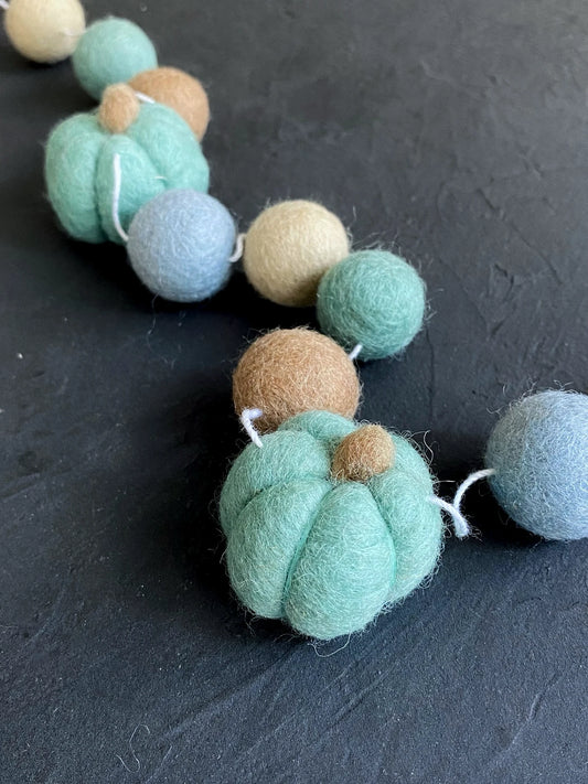 Felt garland with pumpkins - 1