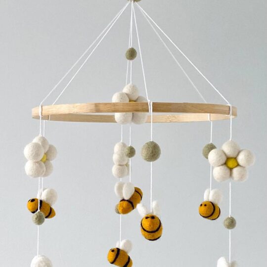 bee mobile with felt balls, Daisy flowers