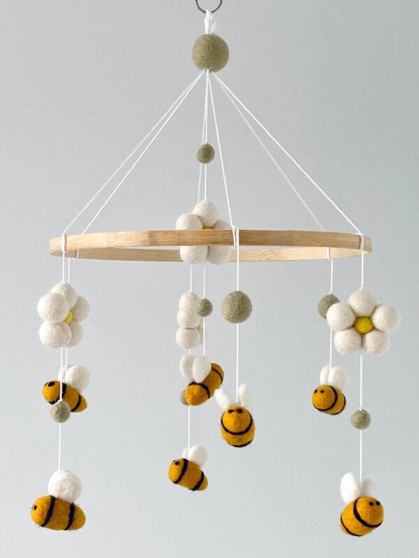 bee mobile with felt balls, Daisy flowers